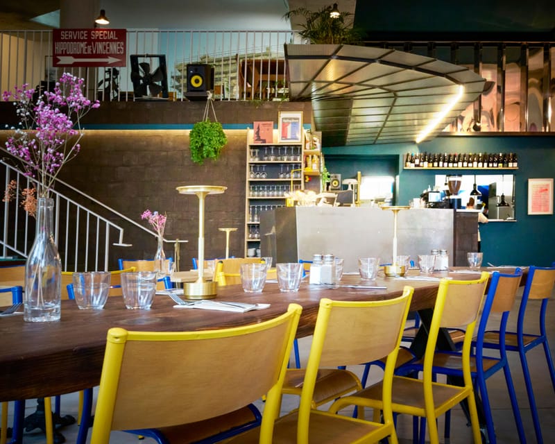 Grandes tables et bar de MUSE en journée, pour travailler ou se donner rendez-vous