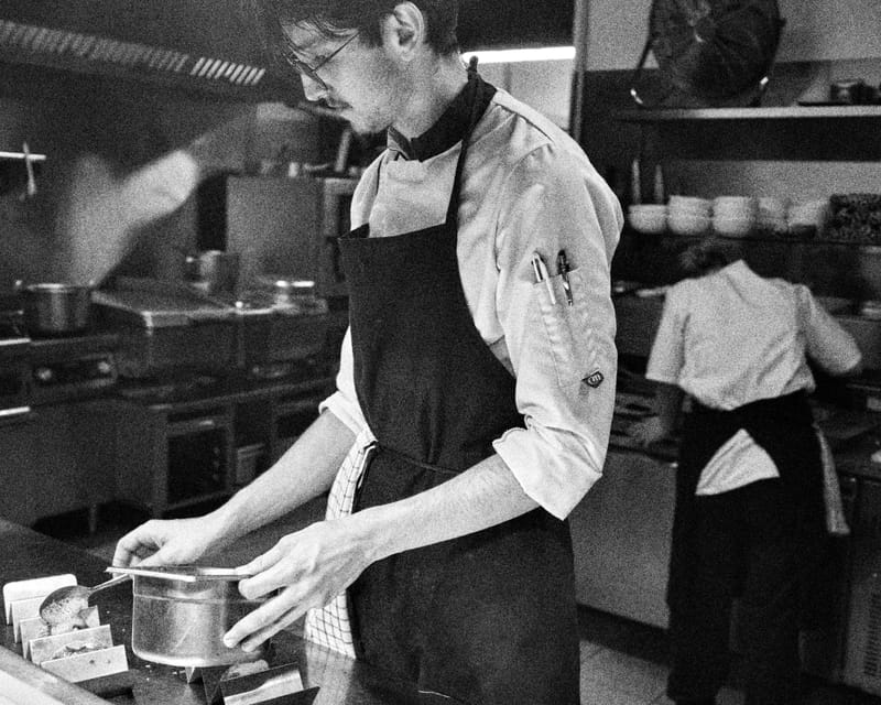 La brigade de MUSE en cuisine, en noir et blanc