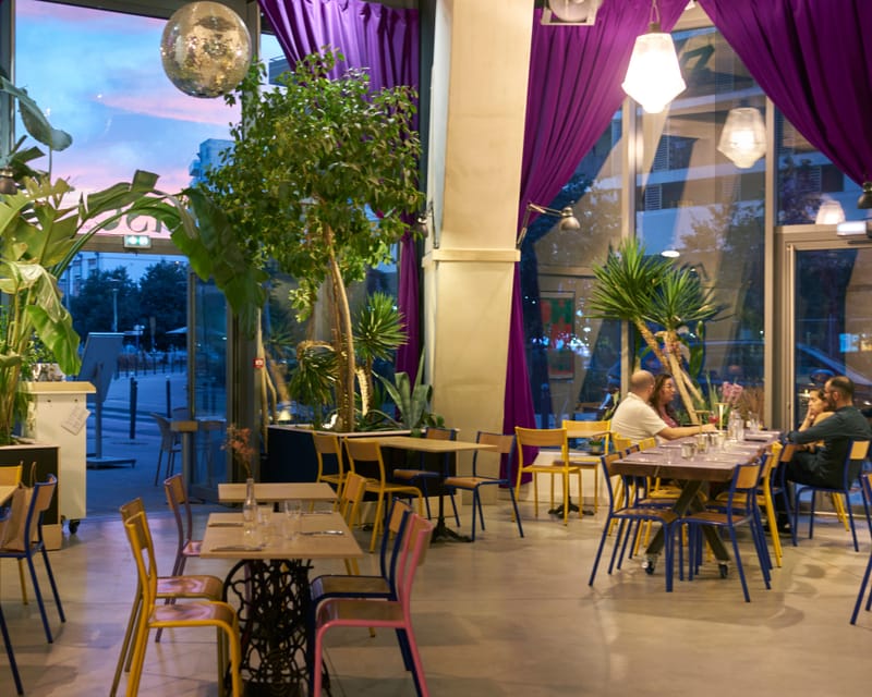 La salle de MUSE au crépuscule, baies vitrées ouvertes sur le quartier Saint-Roch