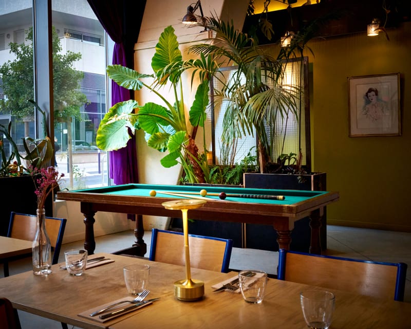 La salle de MUSE, tables en séquoia et billard